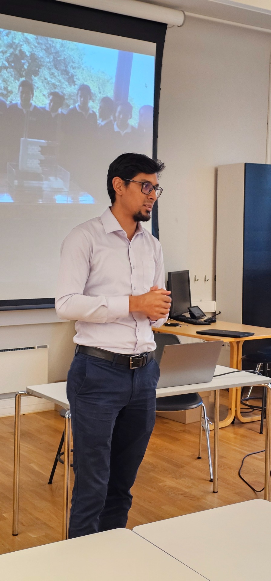 Benjamin holder foredrag i Kristiansand Øst Rotary Klubb. 